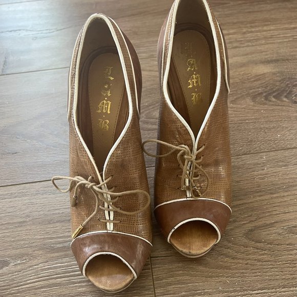 Adorable peep toe 6.5 stills to brown, tan, and off white edge with laces to tie - Picture 4 of 7